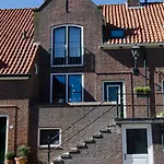 Dorpsplein Apartment *